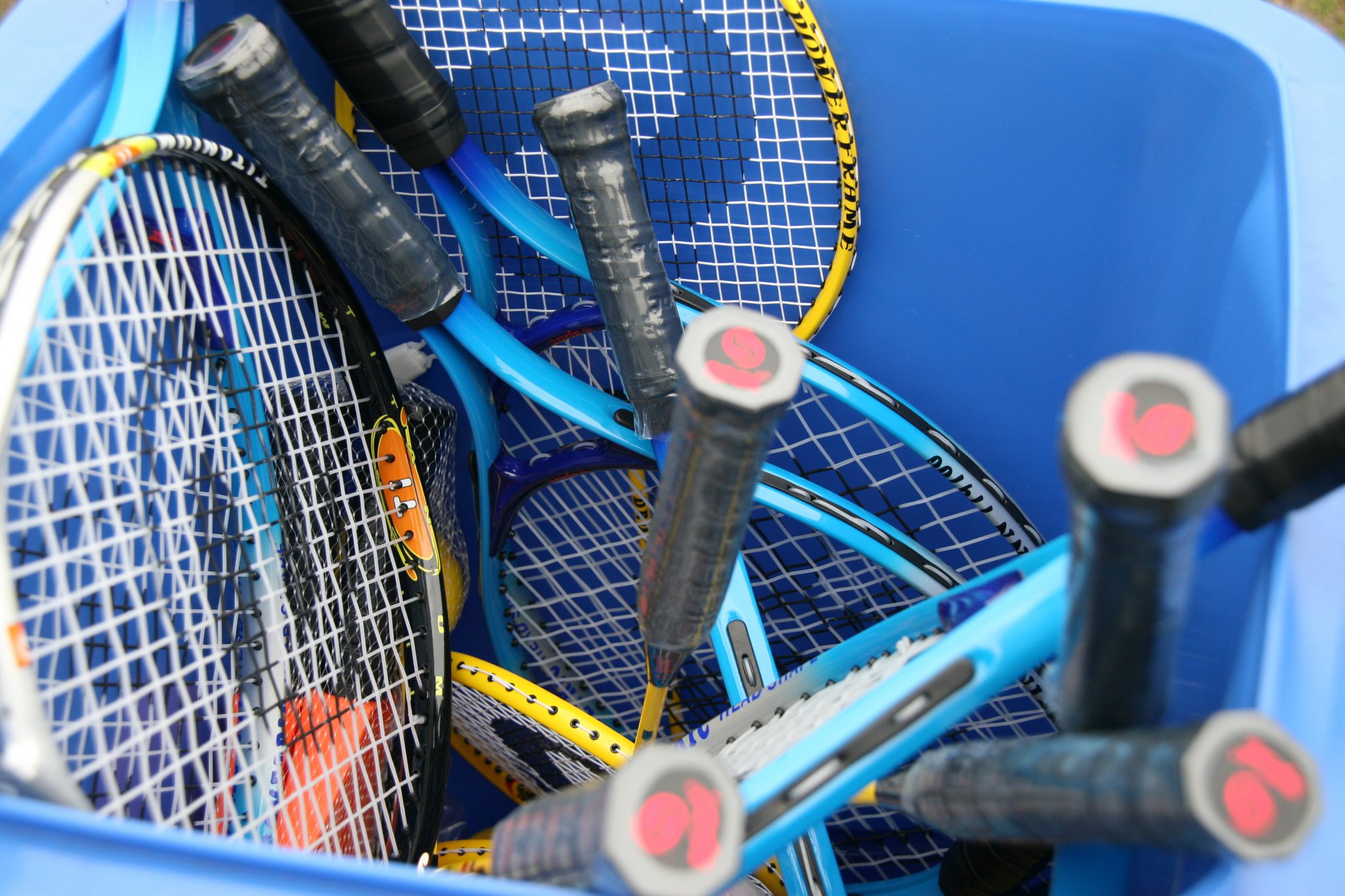 Mand met tennisrackets op de Sport-BSO